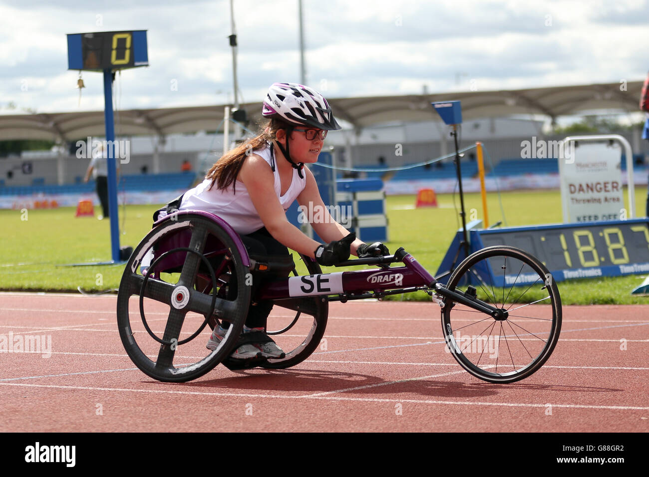 Yasmin Sommers attraversa la linea nella sedia a rotelle ragazze di 100 metri durante i Giochi scolastici di Sainsbury del 2015 presso la Manchester Regional Arena. Foto Stock