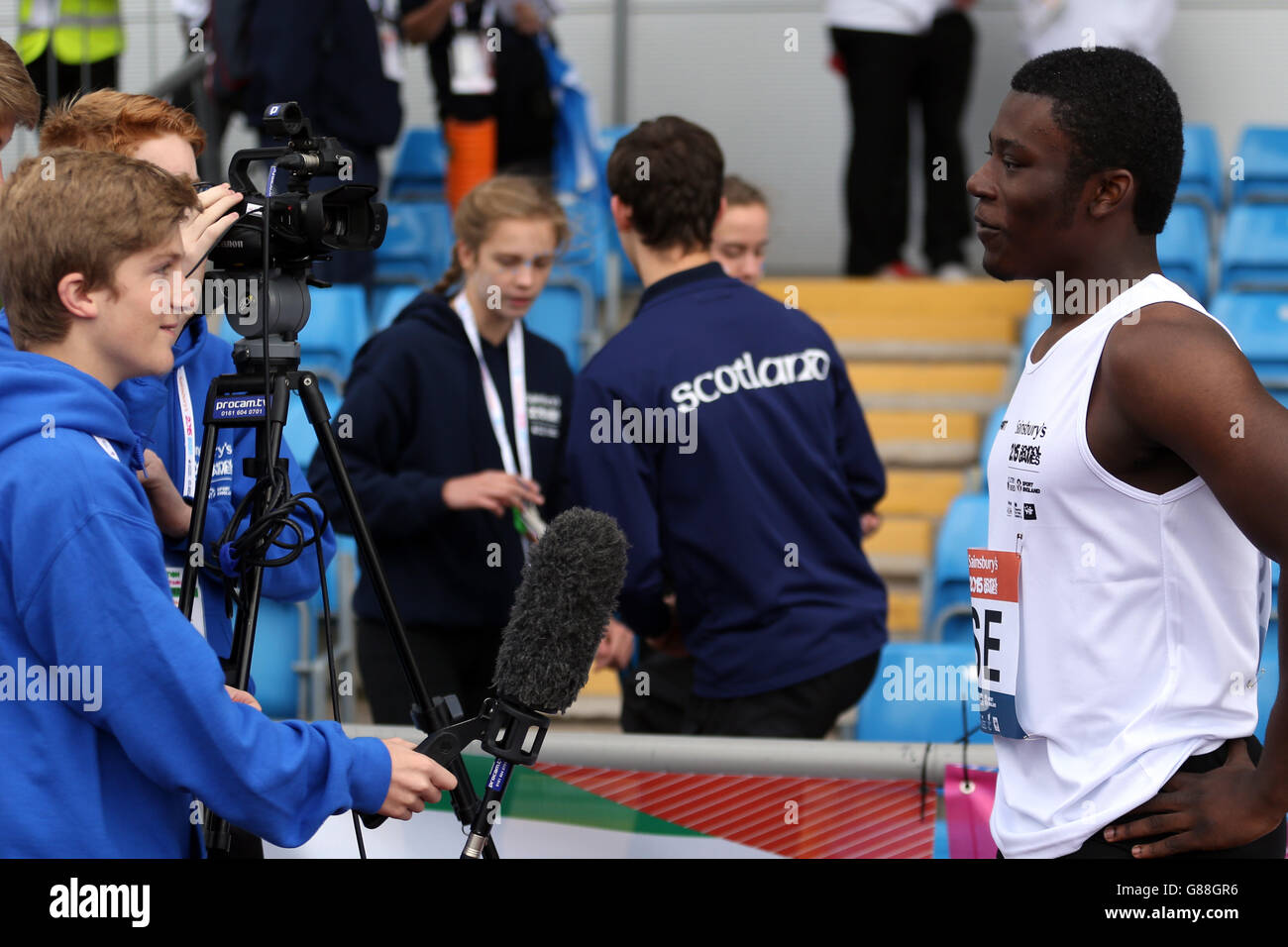Inghilterra South East's Camron Lyttttle parla con il team dei media di gioco dopo aver vinto i ragazzi a 100 metri ai Sainsbury's 2015 School Games alla Manchester Regional Arena. Foto Stock