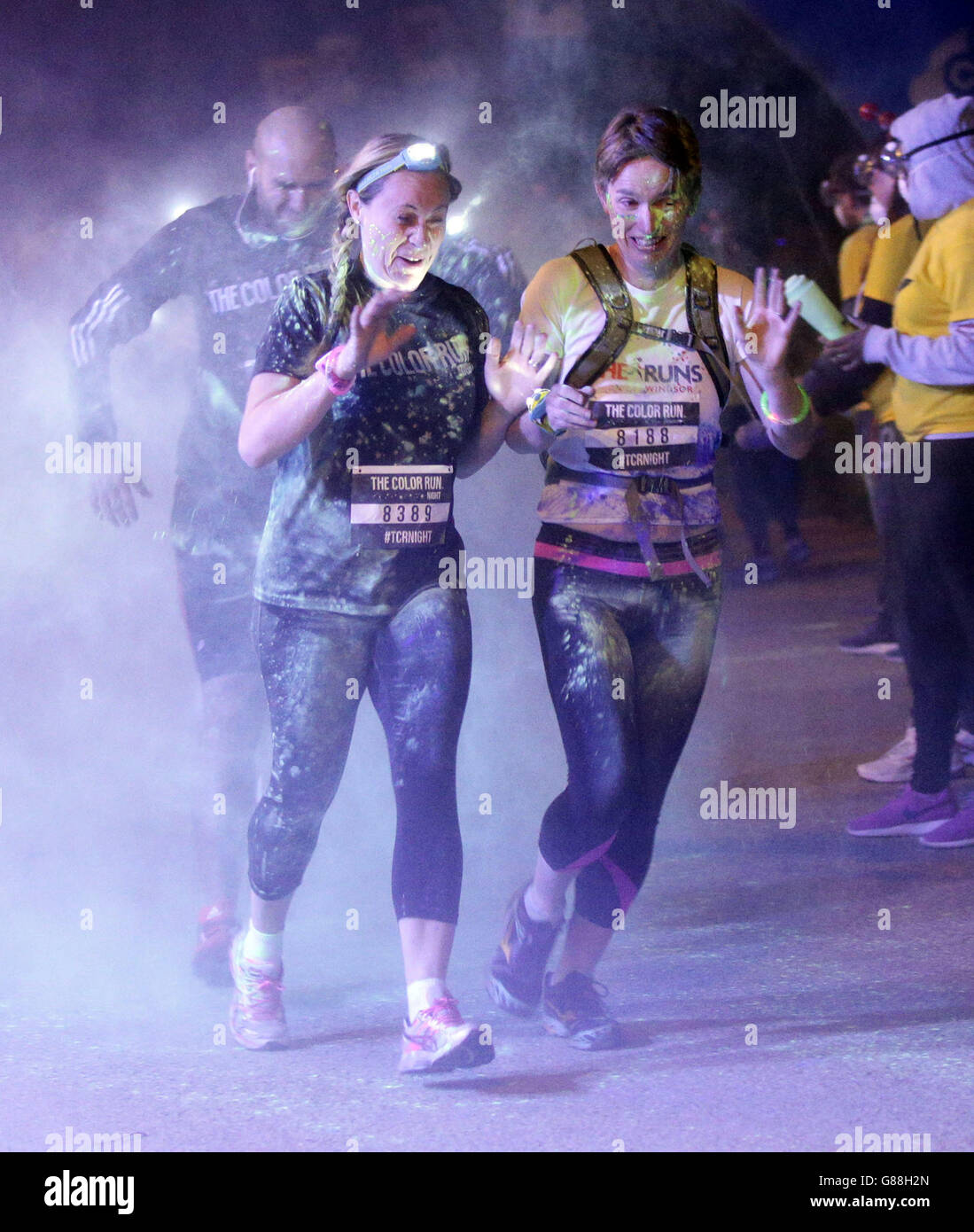 Persone che prendono parte al Color Run Night al Queen Elizabeth Olympic Park, a est di Londra. Foto Stock