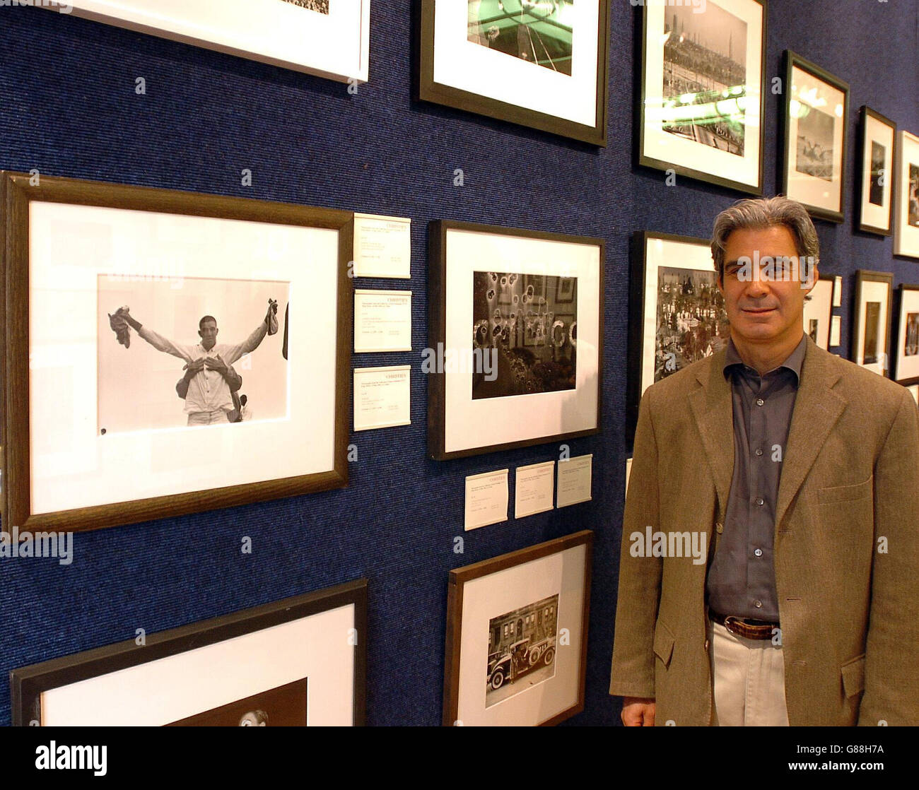 James Danziger, l'ex Picture Editor del Sunday Times Magazine e comprende l'editore di Vanity Fair, si trova in una parte della sua collezione di 150 fotografie che saranno vendute all'asta da Christie's. Foto Stock
