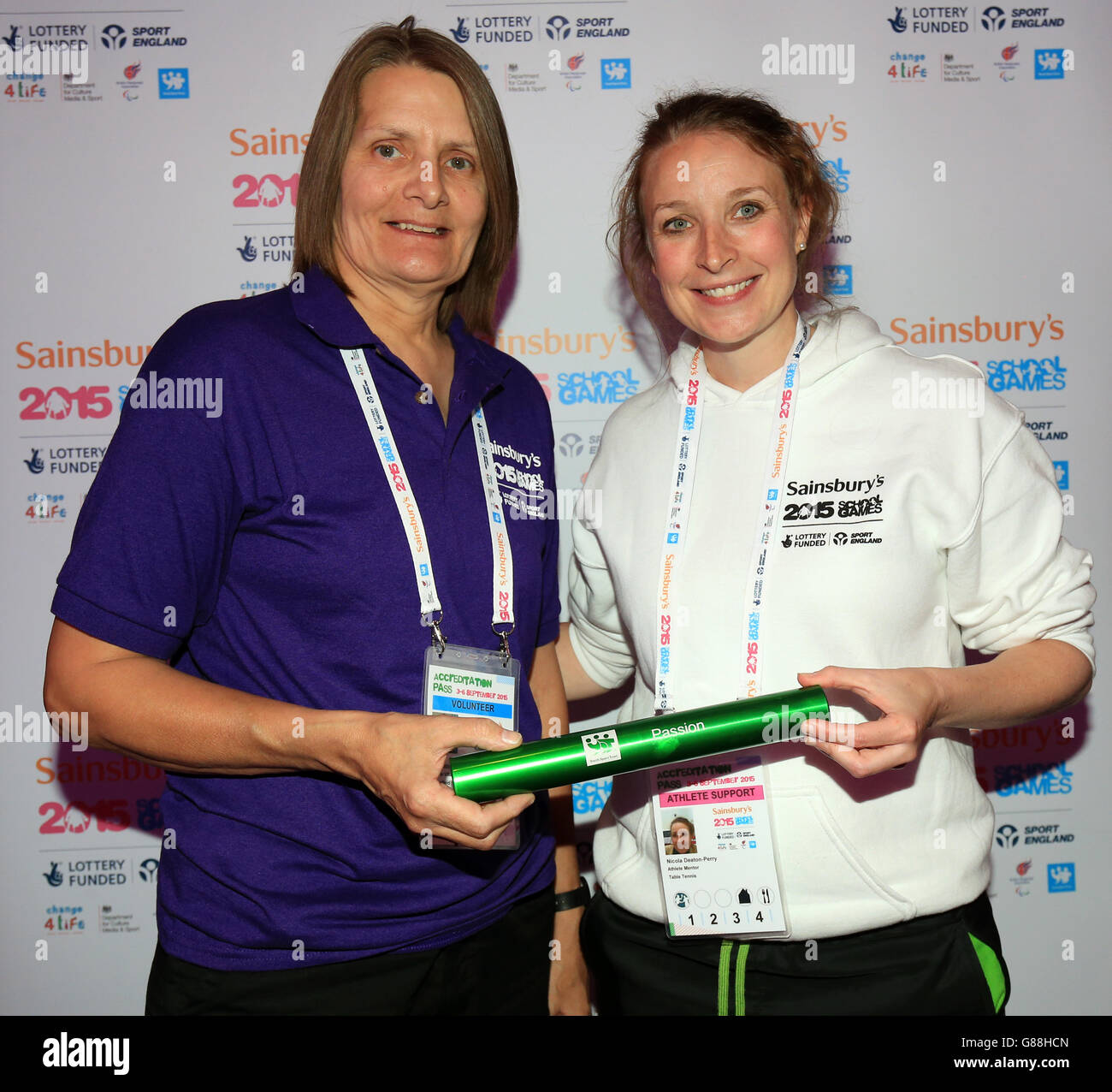 L'atleta Mentor Nicola Deaton-Perry (a destra) presenta il premio per la passione per il volontariato di Jan Gittings durante la celebrazione dei volontari di Sainsbury nel 2015 al National Football Museum di Manchester. Foto Stock
