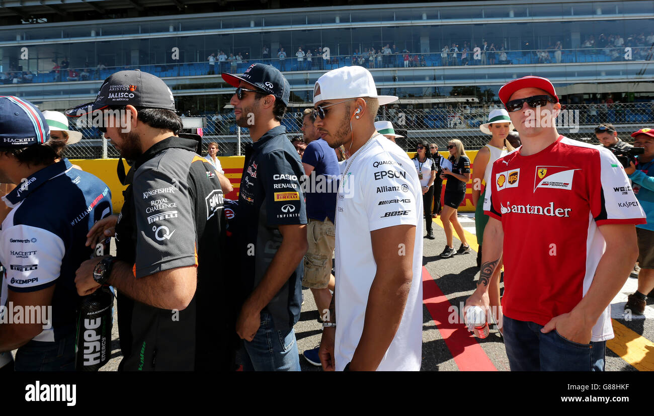 Mercedes Lewis Hamilton (seconda a destra) si accoda con Sergio Perez (seconda a sinistra), Daniel Ricciardo (terza a sinistra) e Kimi Raikkonen (a destra) per la sfilata del pilota durante il Gran Premio d’Italia 2015 a Monza. Foto Stock