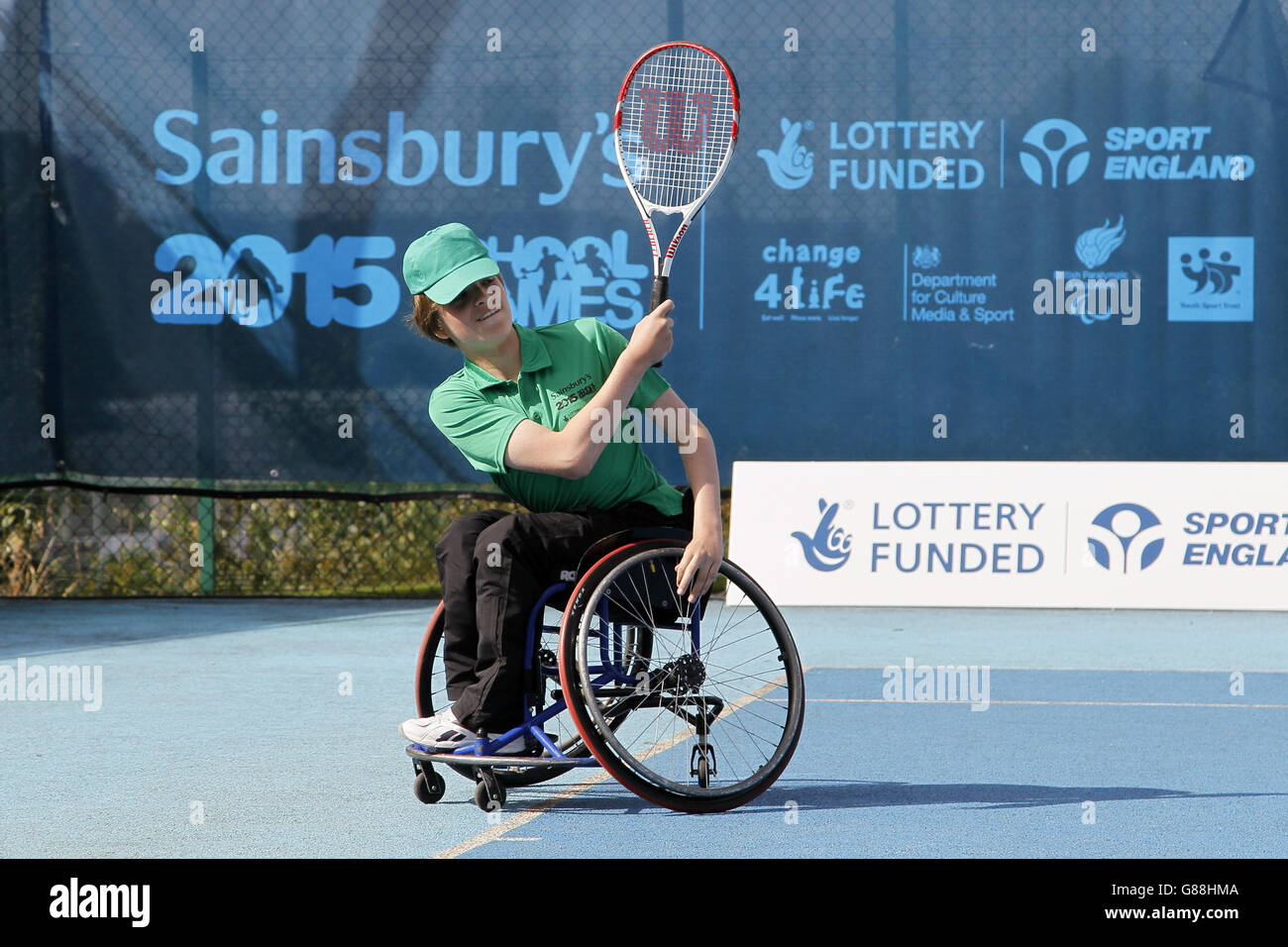 Ross Gourley in Irlanda durante il tennis su sedia a rotelle al Sainsbury's School Games 2015 al Regional Tennis Center di Manchester. Foto Stock