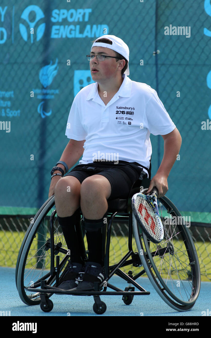 George Davies in azione durante il tennis su sedia a rotelle ai Giochi scolastici 2015 di Sainsbury al Regional Tennis Center di Manchester. Foto Stock
