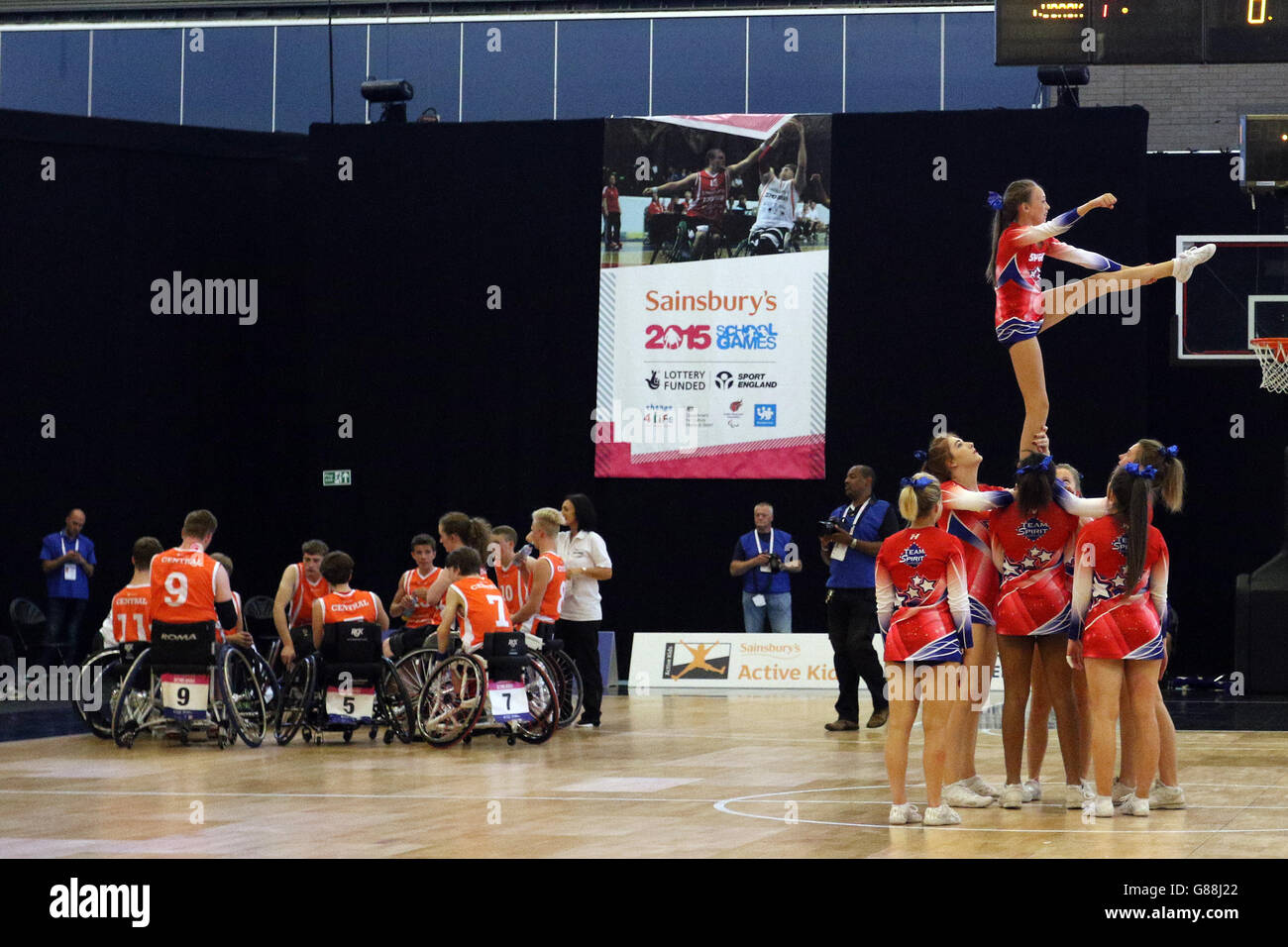 I cheerleader si esibiscono durante la metà dell'intervallo di tempo nella finale di basket su sedia a rotelle ai Giochi scolastici 2015 di Sainsbury presso la Regional Arena di Manchester. Foto Stock