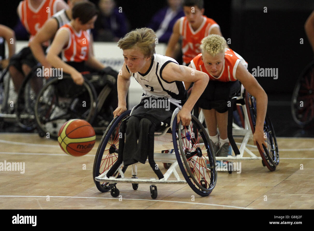 Azione tra Inghilterra Nord e Inghilterra Centrale nella finale di basket su sedia a rotelle al Sainsbury's 2015 School Games presso la Regional Arena di Manchester. Foto Stock