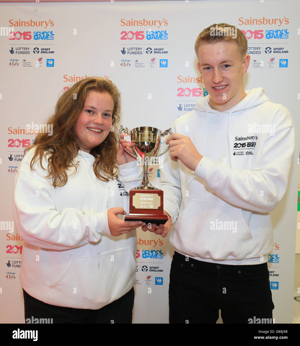 I fingers inglesi Daisy Hutton (a sinistra) e Owen Jordan raccolgono il trofeo dei vincitori della squadra nella Bolton Arena il quarto giorno dei Sainsbury's 2015 School Games di Manchester. PREMERE ASSOCIAZIONE foto. Data immagine: Domenica 6 settembre 2015. Il credito fotografico dovrebbe essere: Nigel French/PA Wire Foto Stock