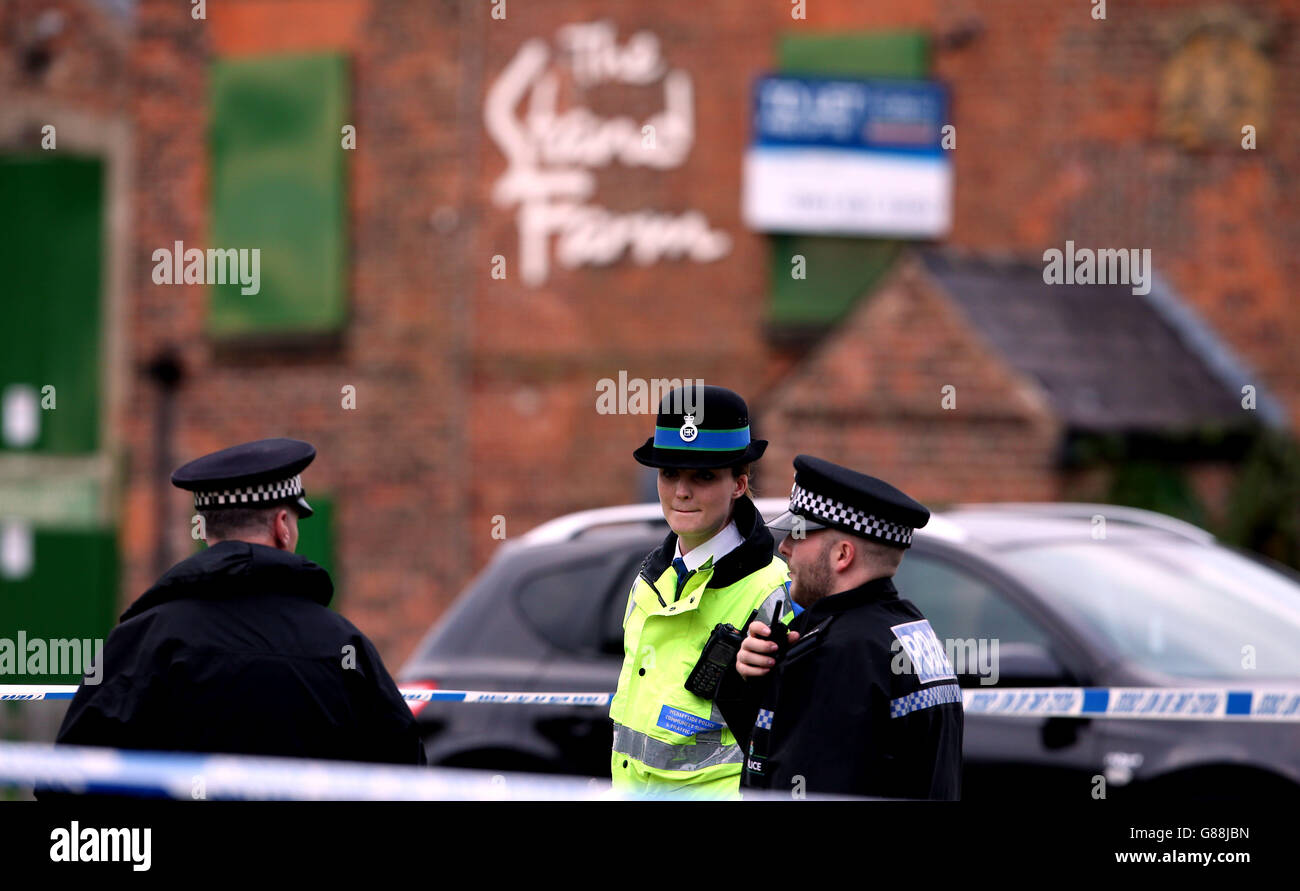 Funzionari di polizia di Merseyside sulla scena di Croxteth Liverpool, dove è stato pugnalato un ragazzo di 15 anni, vicino a dove Rhys Jones, 11 anni, è stato ucciso nel 2007 in mezzo a una guerra di banda nella stessa zona di Croxteth della città. Foto Stock