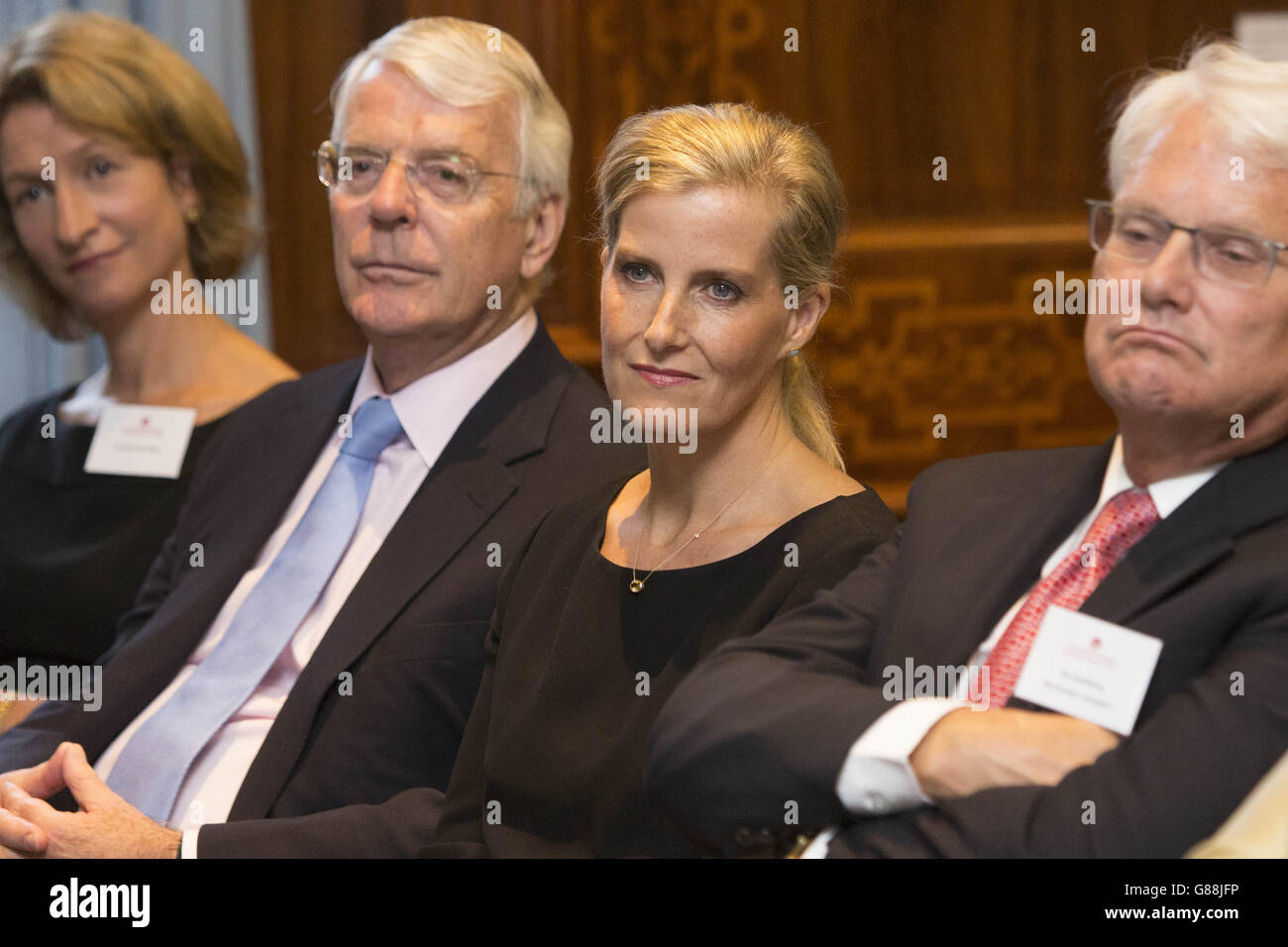 (Da sinistra a destra) Amministratore Delegato del Trust Dr Astrid Bonfield, ex primo Ministro Sir John Major, La Contessa di Wessex e His Eccellenza Gordon Campbell Alto Commissario del Canada presso la Royal Society nel centro di Londra durante un evento ospitato dalla Queen Elizabeth Diamond Jubilee Trust in occasione del giorno in cui la Regina Elisabetta II divenne il più lungo Monarch al servizio. Foto Stock