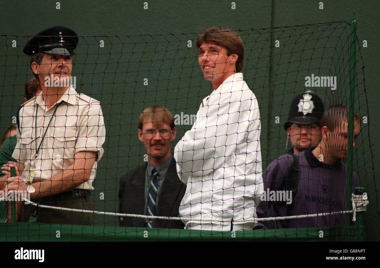 Tennis - Wimbledon Championships. Michael Stich, GER aspetta che la pioggia si fermi Foto Stock