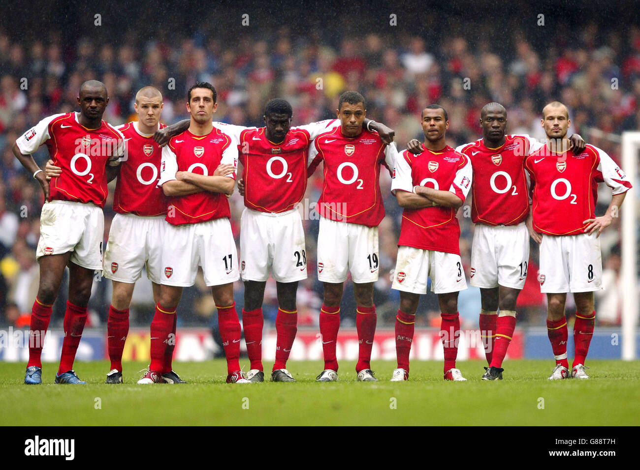 Calcio - fa Cup - finale - Arsenal / Manchester United - Millennium Stadium. I giocatori dell'Arsenal collegano le armi durante il tiro di pena fuori Foto Stock