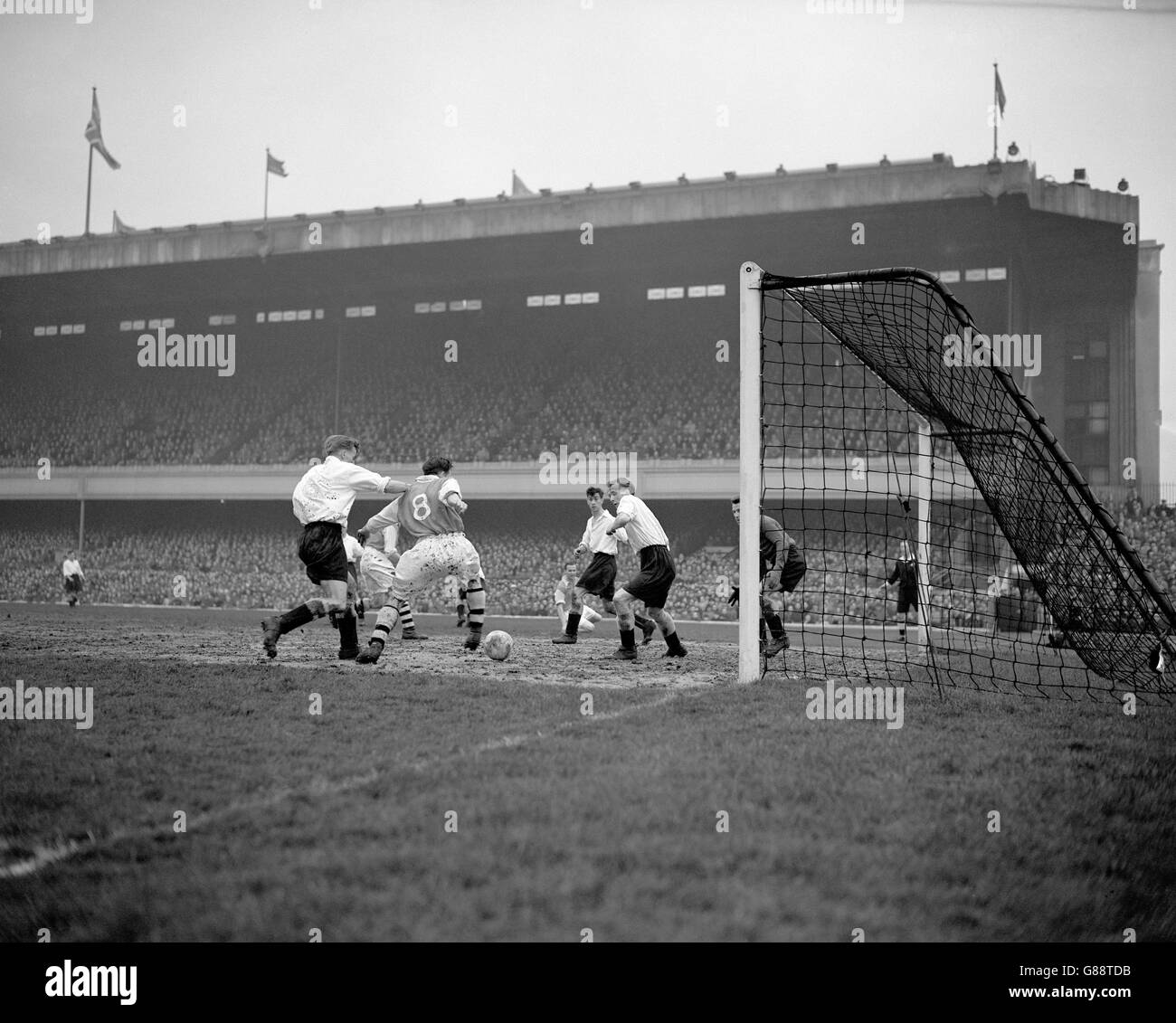 Arsenal's Jimmy Logie (seconda l) Sneaks dentro al post posteriore per battere il terzo Arsenal Porta oltre Burnley portiere Des Thompson (r) Foto Stock