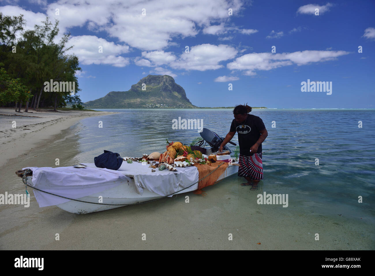 Venditore di souvenir, Isola Ile aux Benitiers, Tamarin Bay, Mauritius Foto Stock