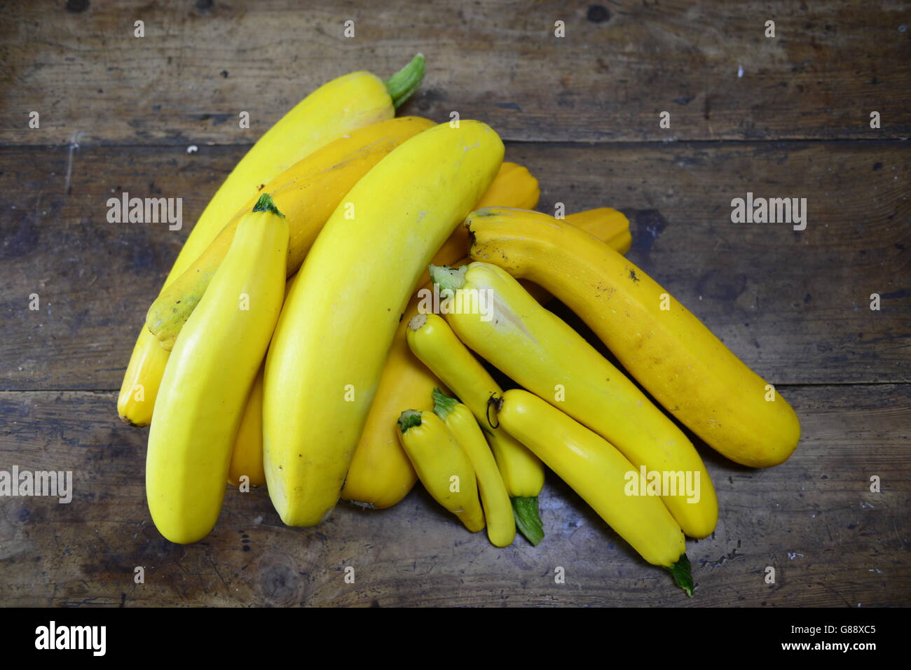 Selezione di giallo le zucchine sul tavolo di legno Foto Stock