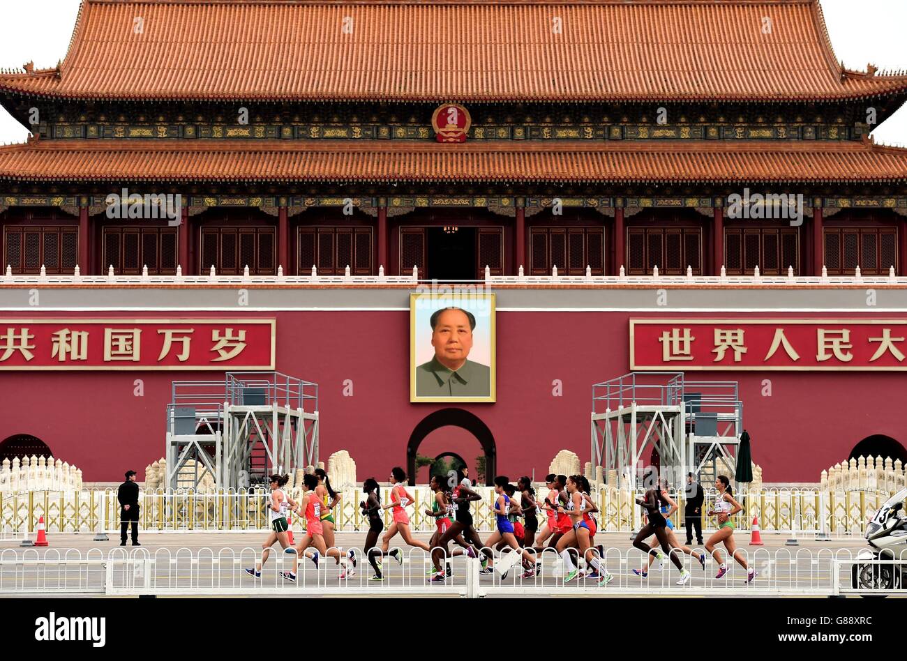 La Maratona delle Donne passa accanto alla "porta della pace celeste" con un ritratto del Presidente Mao durante il 9° giorno dei Campionati del mondo IAAF allo Stadio Nazionale di Pechino, in Cina. Foto Stock