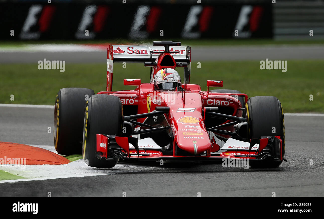 Sebastian Vettel della Ferrari durante la giornata di prove libere per il Gran Premio d'Italia 2015 a Monza. Foto Stock