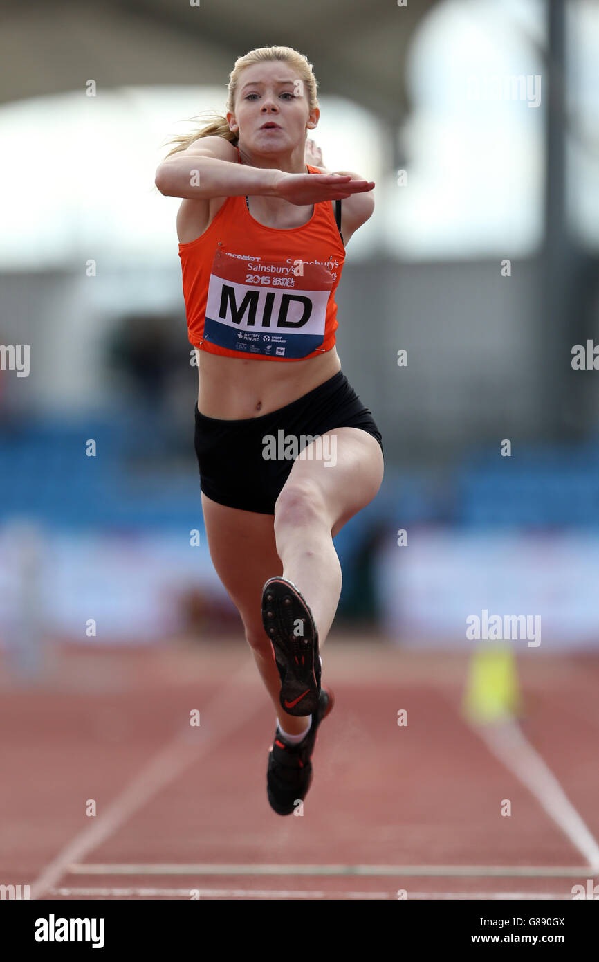 Emily Madden-Forman di England Midlands partecipa al triplice salto delle ragazze presso i Sainsbury's 2015 School Games della Manchester Regional Arena. Foto Stock