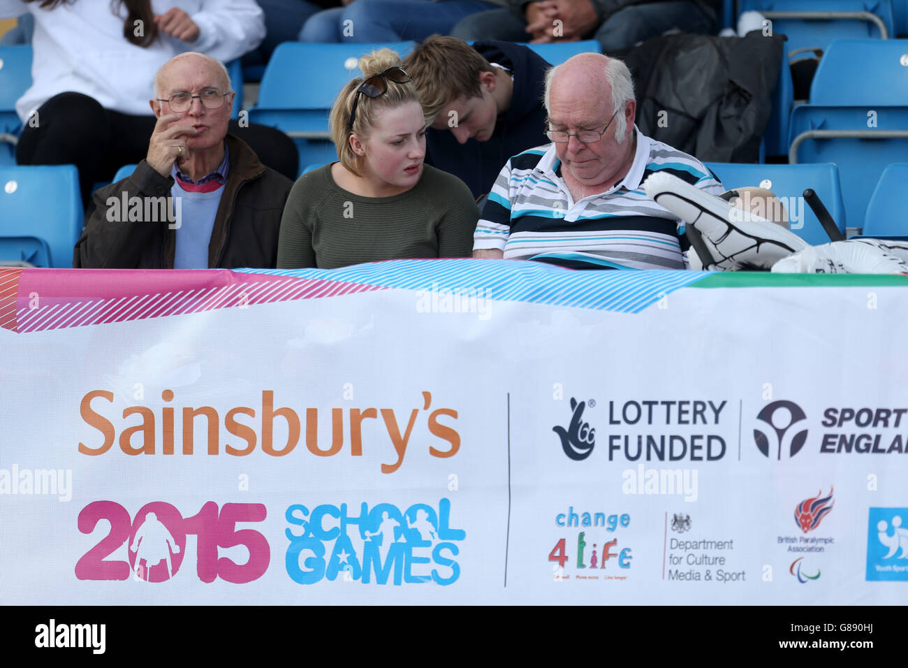 Gli spettatori guardano il triplice salto delle ragazze ai Giochi scolastici 2015 di Sainsbury alla Manchester Regional Arena. Foto Stock