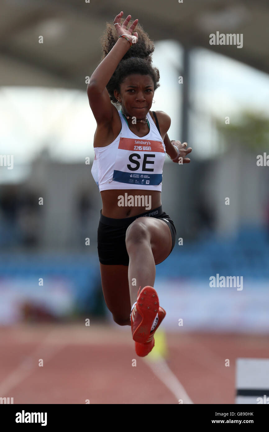 L'Adelaide Omitowoju del Sud-Est dell'Inghilterra prende parte al triplice salto delle ragazze ai Giochi scolastici 2015 di Sainsbury alla Manchester Regional Arena. Foto Stock