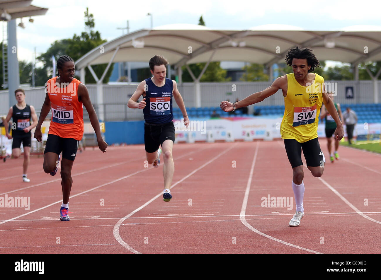 Inghilterra il South West's Owen Richardson attraversa la linea con i ragazzi a 400 metri al Sainsbury's 2015 School Games presso la Manchester Regional Arena. Foto Stock