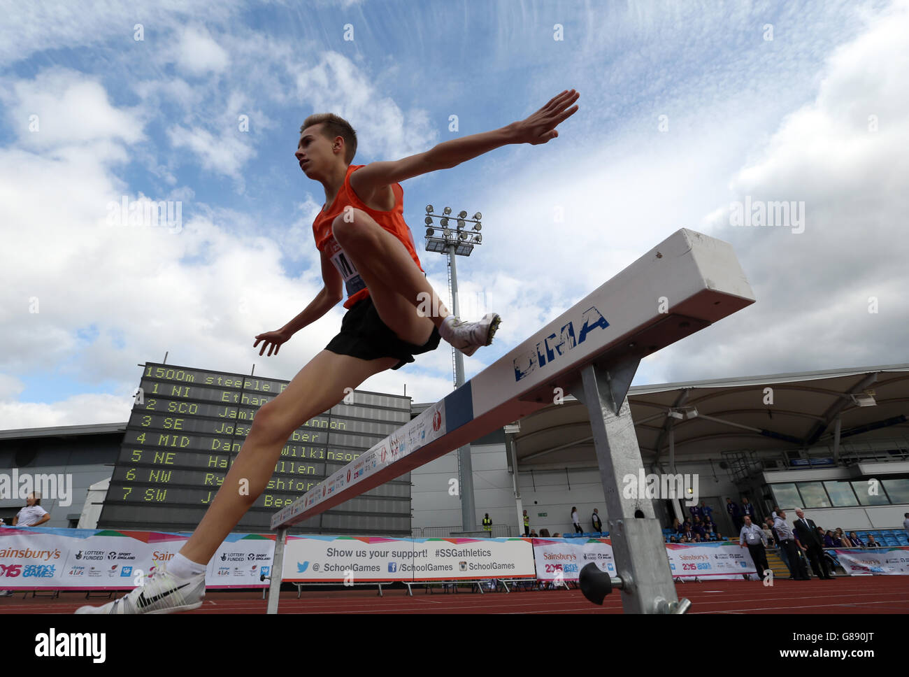 Daniel Wilkinson, inglese delle Midlands, salta un ostacolo durante i ragazzi di 1500m steeplechase ai Sainsbury's 2015 School Games presso la Manchester Regional Arena. Foto Stock