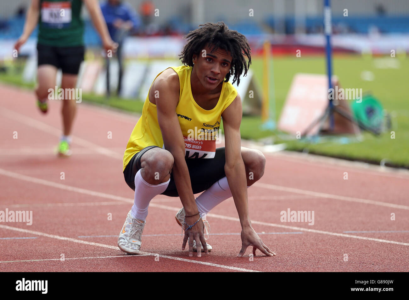 L'Owen Richardson del South West dell'Inghilterra si prende un respiro dopo aver vinto i ragazzi a 400 metri ai Sainsbury's 2015 School Games presso la Manchester Regional Arena. Foto Stock