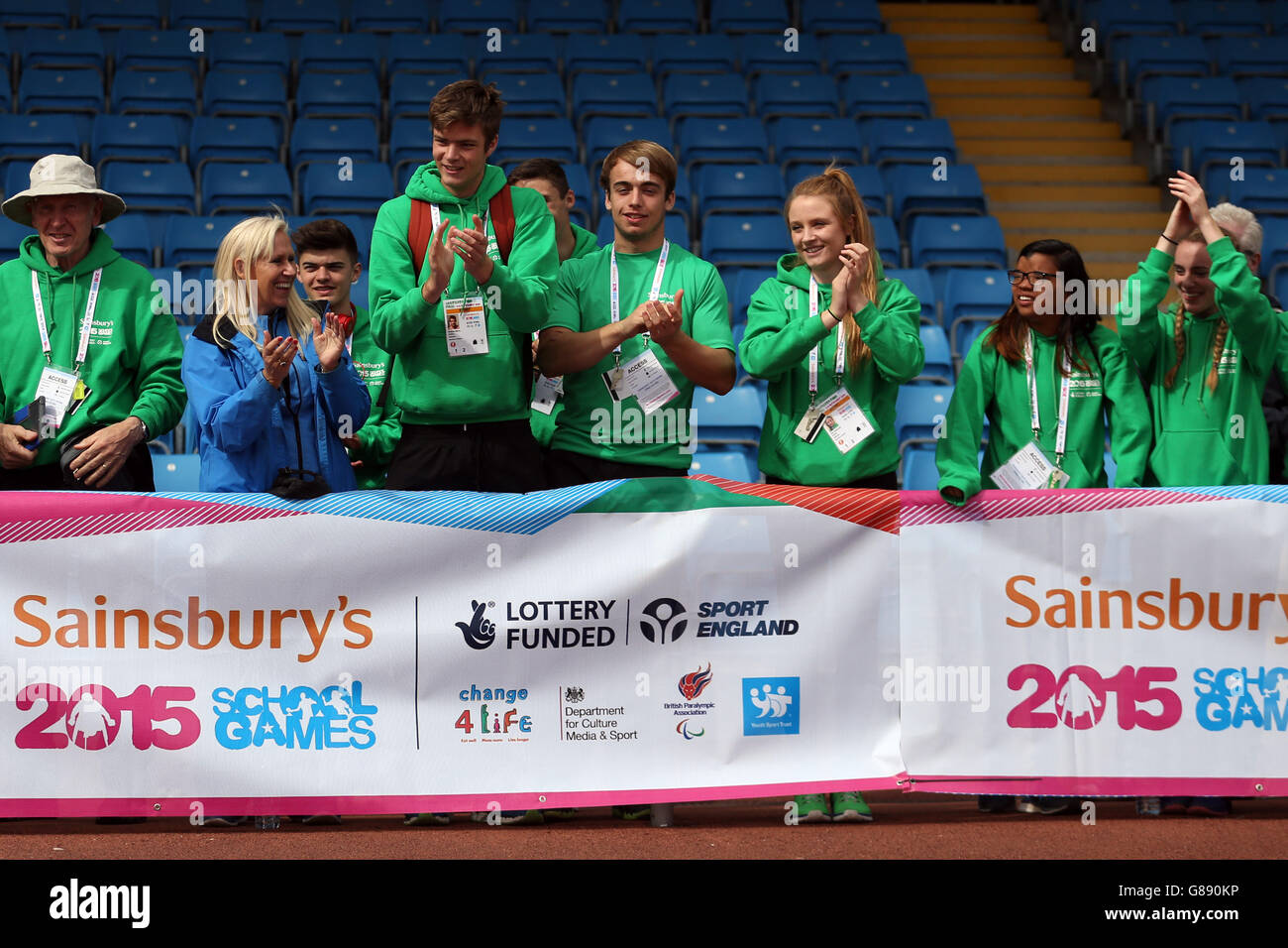 Sport - Sainsbury's 2015 School Games - Day Two - Manchester. Gli atleti dell'Irlanda del Nord incoraggiano i concorrenti durante i Giochi scolastici Sainsbury's 2015 alla Manchester Regional Arena. Foto Stock