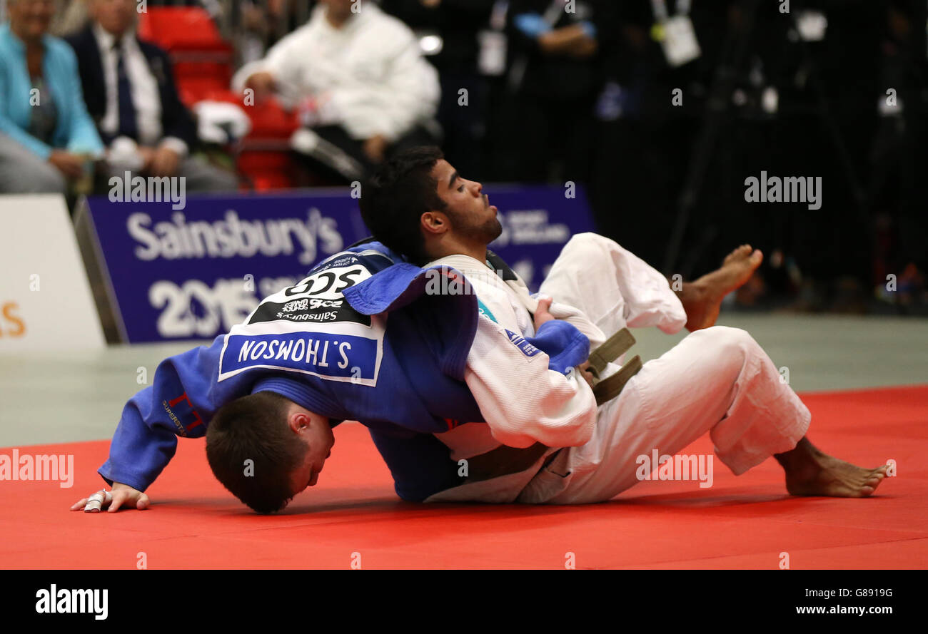 Il brasiliano Douglas Ventura Amaral (bianco) compete contro Scott Thompson (blu) della Scozia nella finale degli uomini sotto i 60 kg di judo durante i Sainsbury's 2015 School Games presso il sito Armitage di Manchester. Foto Stock