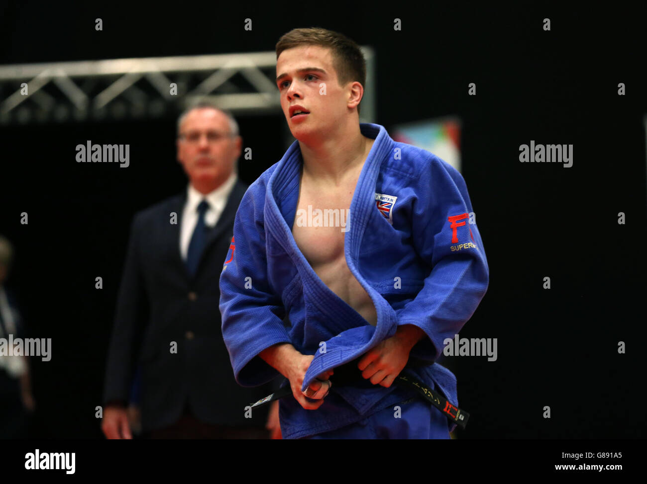Scott Thompson (blu) della Scozia nella finale degli uomini sotto i 60 kg di judo durante i Giochi scolastici di Sainsbury's 2015 presso il sito dell'Armitage, Manchester. Foto Stock