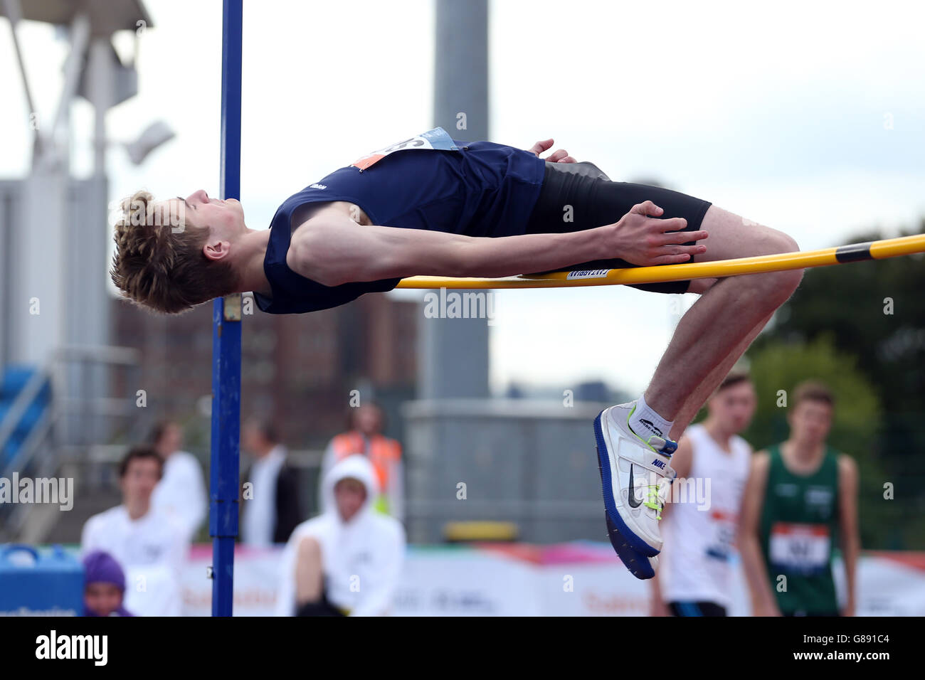 Cameron McCorgrey, scozzese, partecipa al salto in alto dei ragazzi ai Sainsbury's School Games 2015 della Manchester Regional Arena. Foto Stock