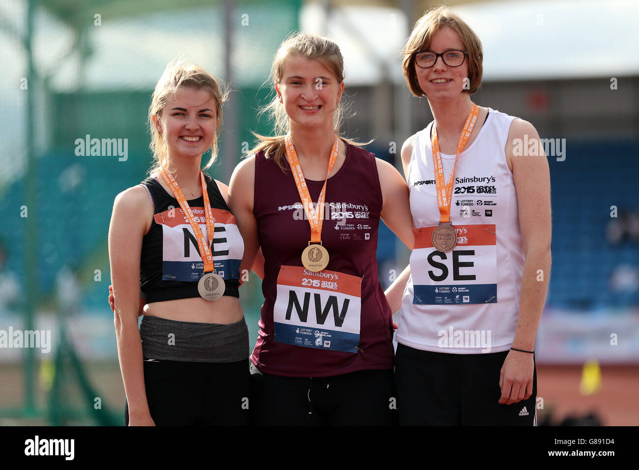 (l-r) Inghilterra Sophie Merrix del Nord Est, Inghilterra Millie Forrest del Nord Ovest e Inghilterra Fiona Montgomery del Sud Est ricevono le loro medaglie ambulanti discus delle ragazze durante la cerimonia di medaglia ai Giochi scolastici di Sainsbury del 2015 alla Manchester Regional Arena. Foto Stock