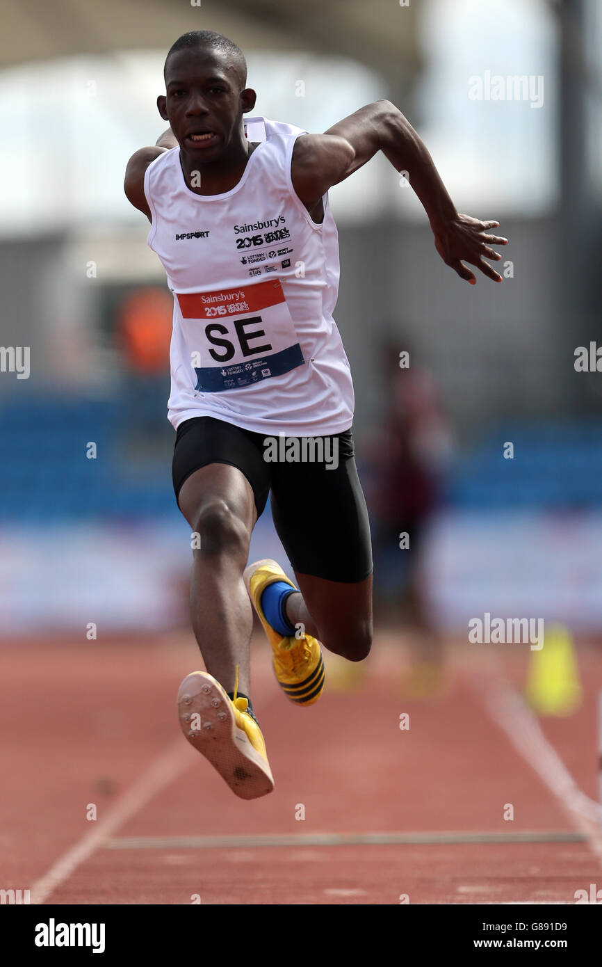 Inghilterra la Jude Bright-Davies del Sud Est partecipa al triplice salto dei ragazzi presso i Sainsbury's 2015 School Games alla Manchester Regional Arena. Foto Stock