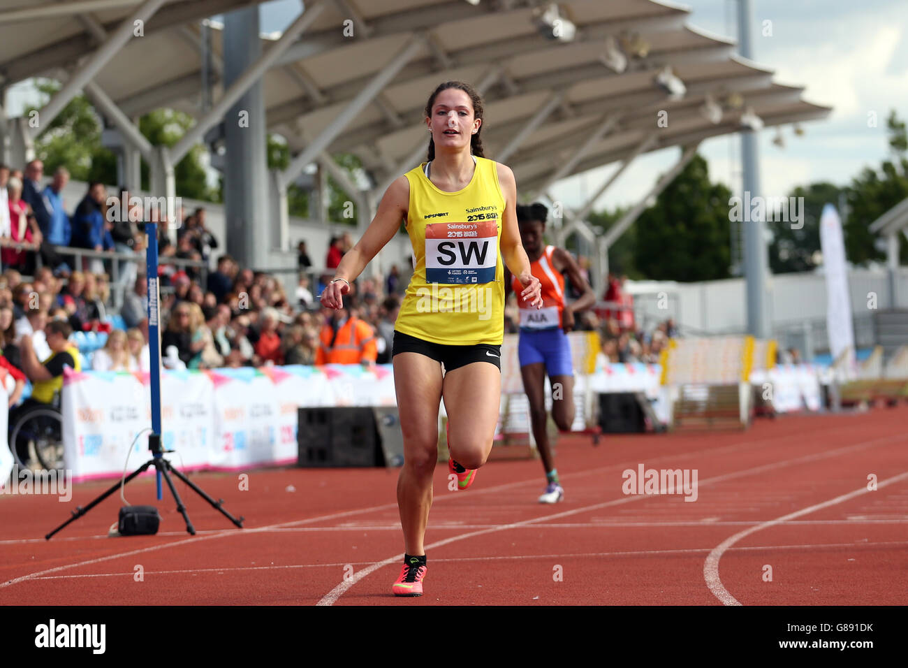 Inghilterra il South West's Mair Edwards attraversa la linea nelle ragazze a 200 metri al Sainsbury's 2015 School Games presso la Manchester Regional Arena. Foto Stock