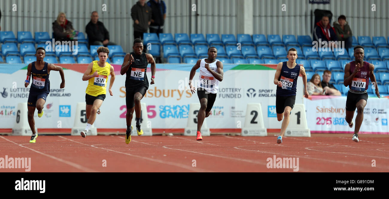 Sport - Sainsbury's 2015 School Games - Day Two - Manchester. Gli atleti si sfidano nell'evento Boys 200m al Sainsbury's 2015 School Games alla Manchester Regional Arena. Foto Stock