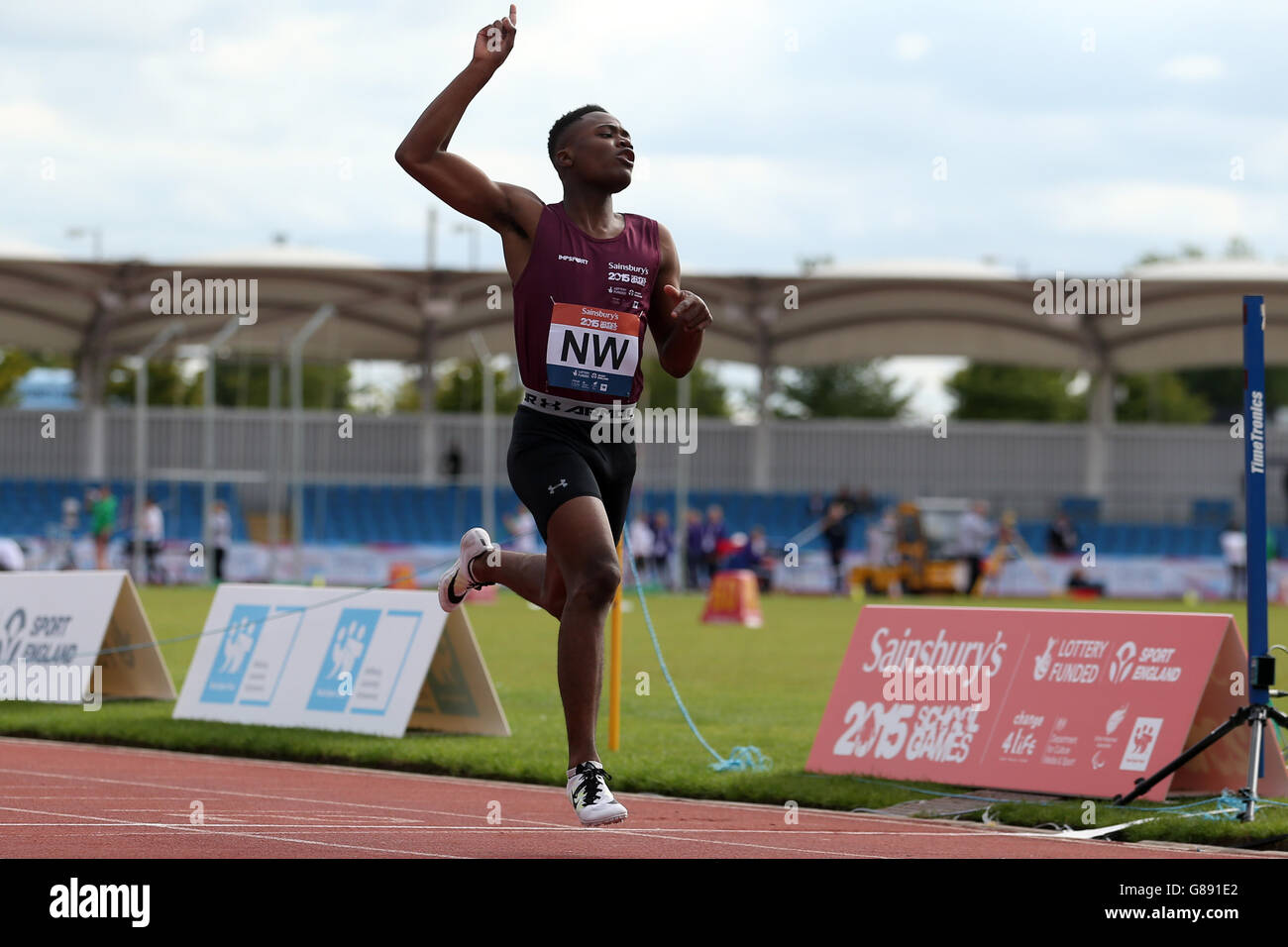Inghilterra il Jona Efoloko del Nord Ovest celebra la vittoria dell'evento ragazzi di 200 metri ai Giochi scolastici 2015 di Sainsbury presso la Manchester Regional Arena. Foto Stock