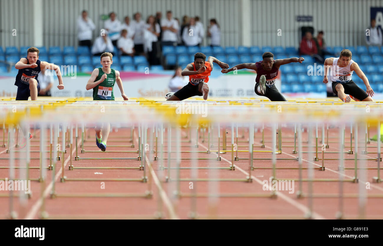 Sport - Sainsbury's 2015 School Games - Day Two - Manchester. Gli atleti partecipano agli ostacoli da 100 m dei ragazzi ai Sainsbury's 2015 School Games della Manchester Regional Arena. Foto Stock
