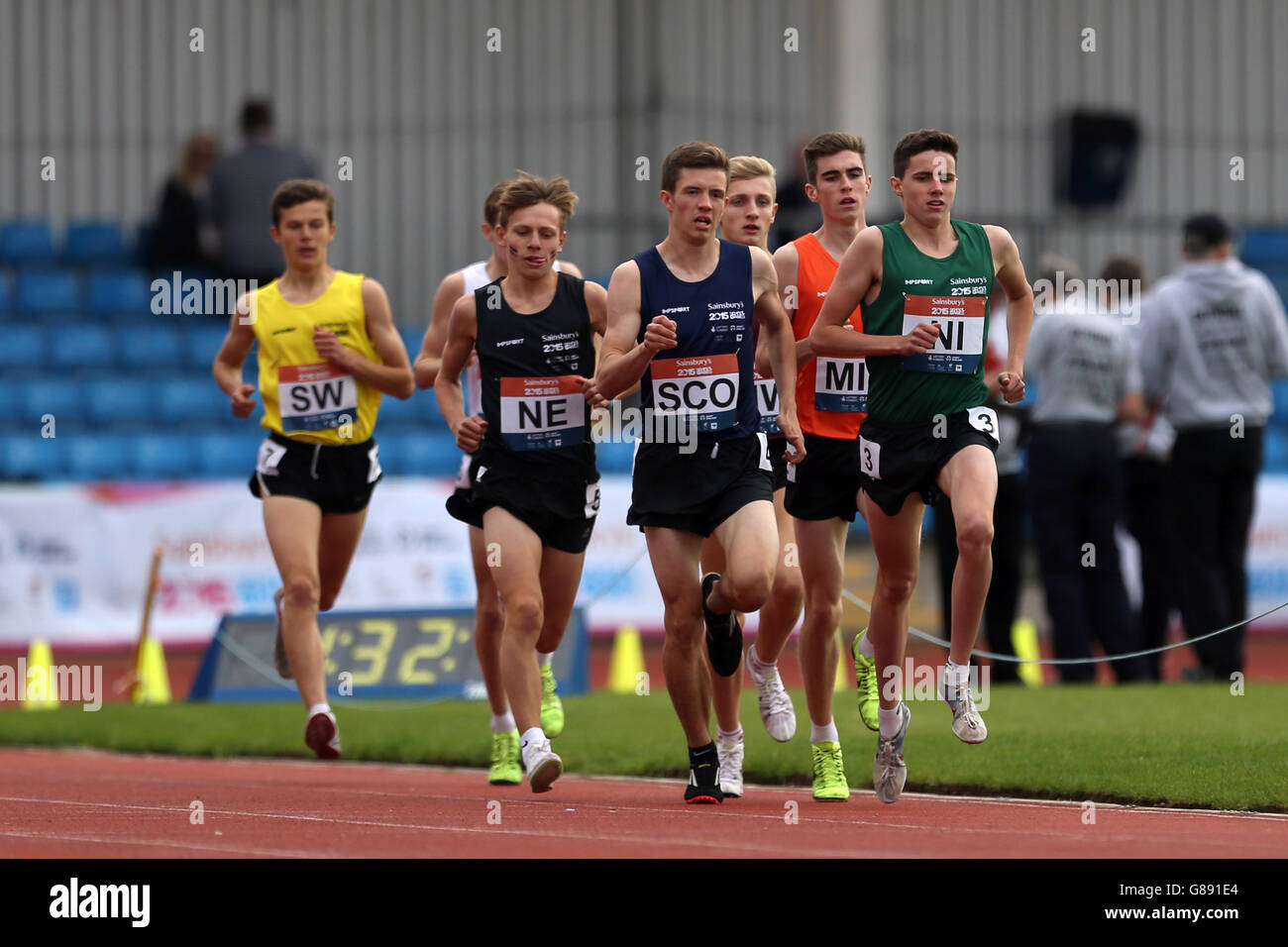Gli atleti gareggiano nell'evento Boys 3000m ai Sainsbury's 2015 School Games presso la Manchester Regional Arena. Foto Stock