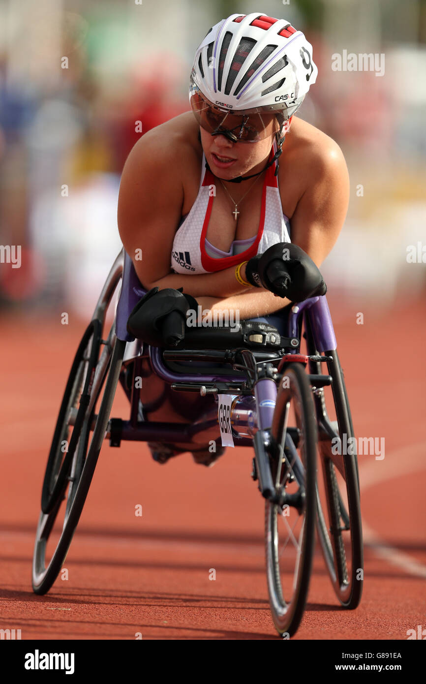 Hannah Cockroft partecipa all'evento femminile di 800 m dedicato alle sedie a rotelle presso i Giochi scolastici 2015 di Sainsbury presso la Manchester Regional Arena. Foto Stock