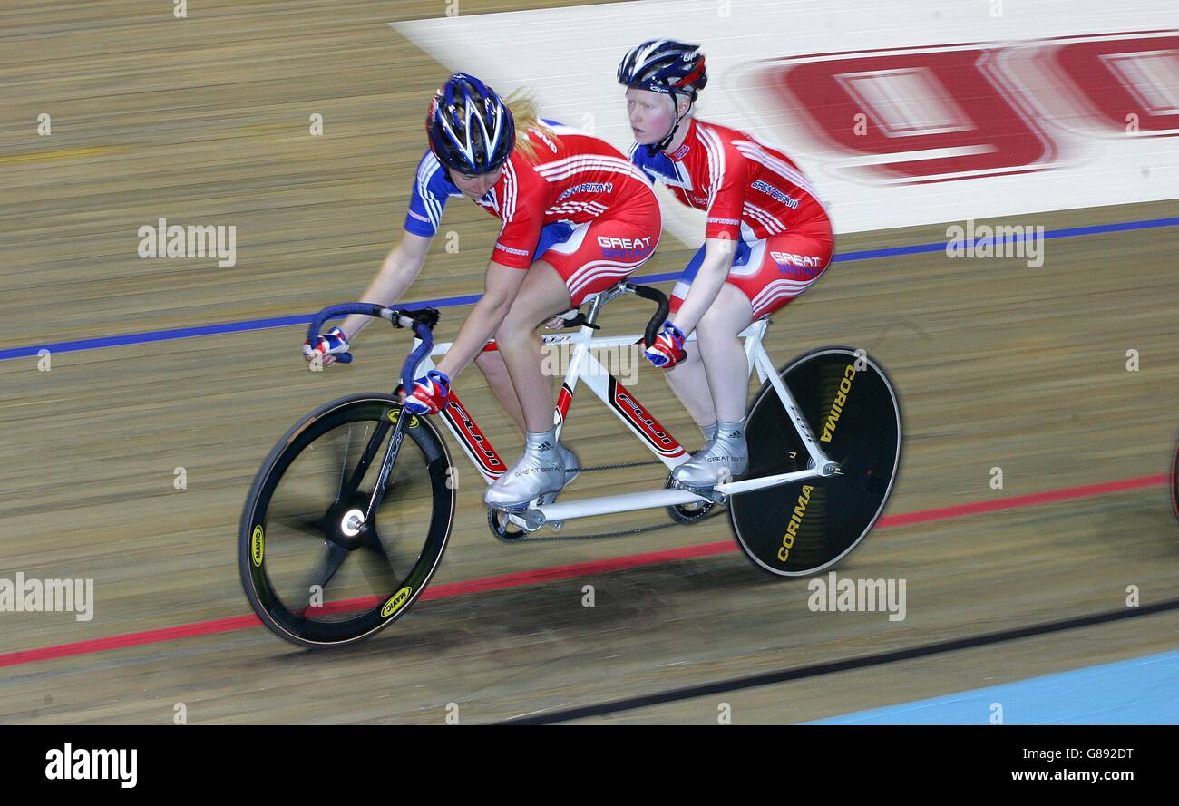 L-R: Il Lindy Hou australiano e il McGlynn britannico Aileen vincono il Tandem Sprint finale femminile B Foto Stock