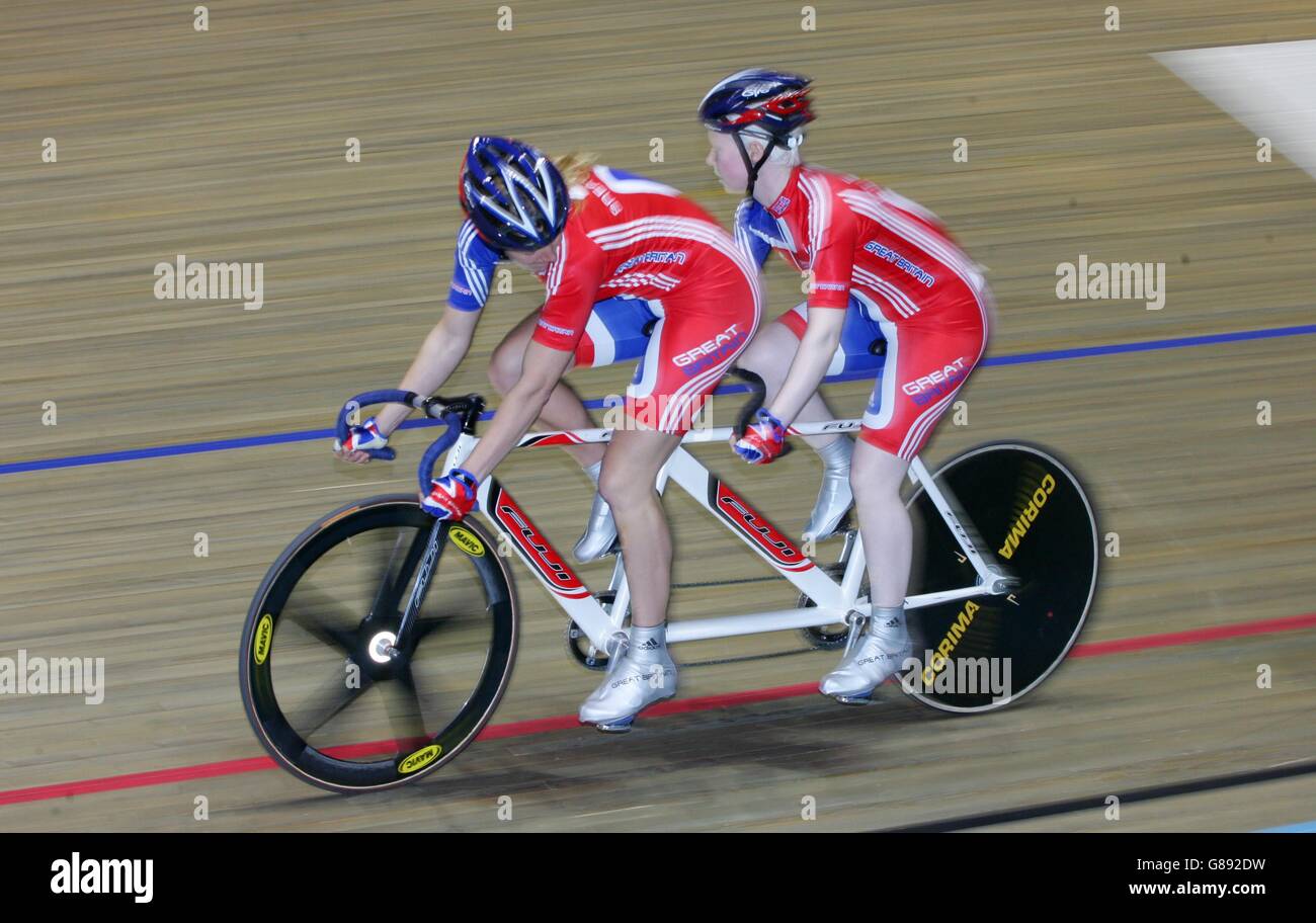 Il Paralympic World Cup - Manchester 2005 - Le donne della Sprint Tandem partita finale B per non vedenti - Manchester Ciclismo velo... Foto Stock