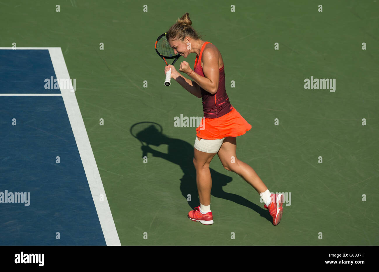 Simona Halep festeggia durante il suo round di 16 singles match femminili contro Sabine Lisicki il giorno otto degli US Open presso lo US Open al Billie Jean King National Tennis Center il 7 settembre 2015 a New York, USA. Foto Stock