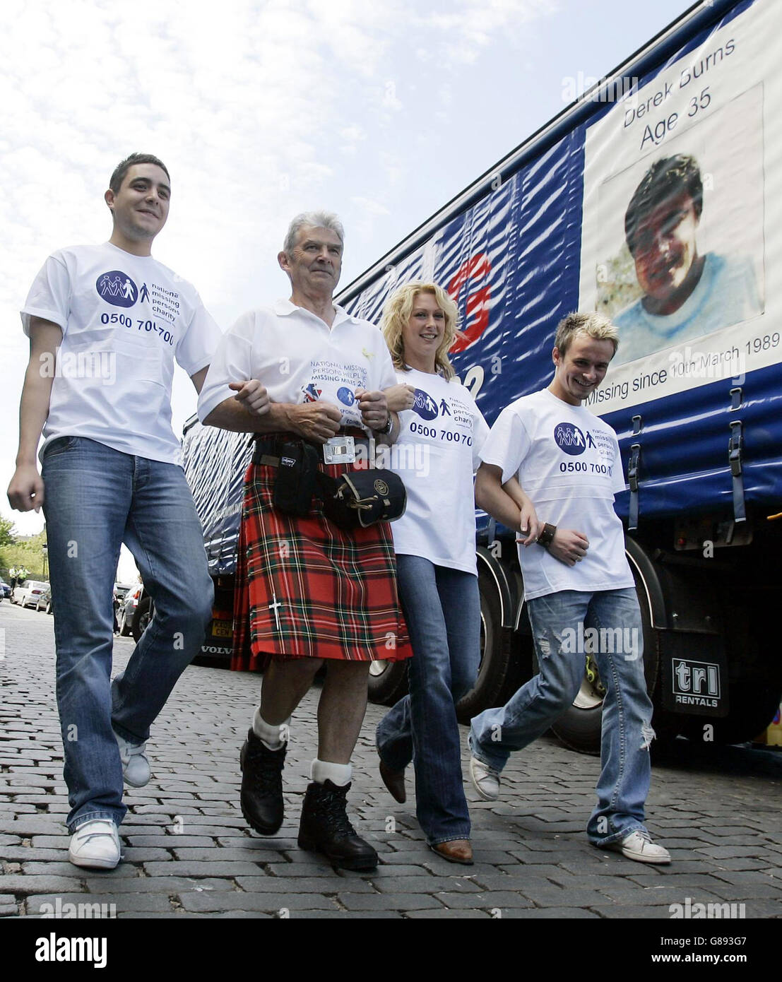 Derek Burns, 66 anni, si unisce alle stelle del nuovo musical pop Love Shack (L - R): Noel Sullivan, Burns, Faye Tozer e Jon Lee all'inizio di una passeggiata di 625 miglia da Edimburgo a Londra. Foto Stock