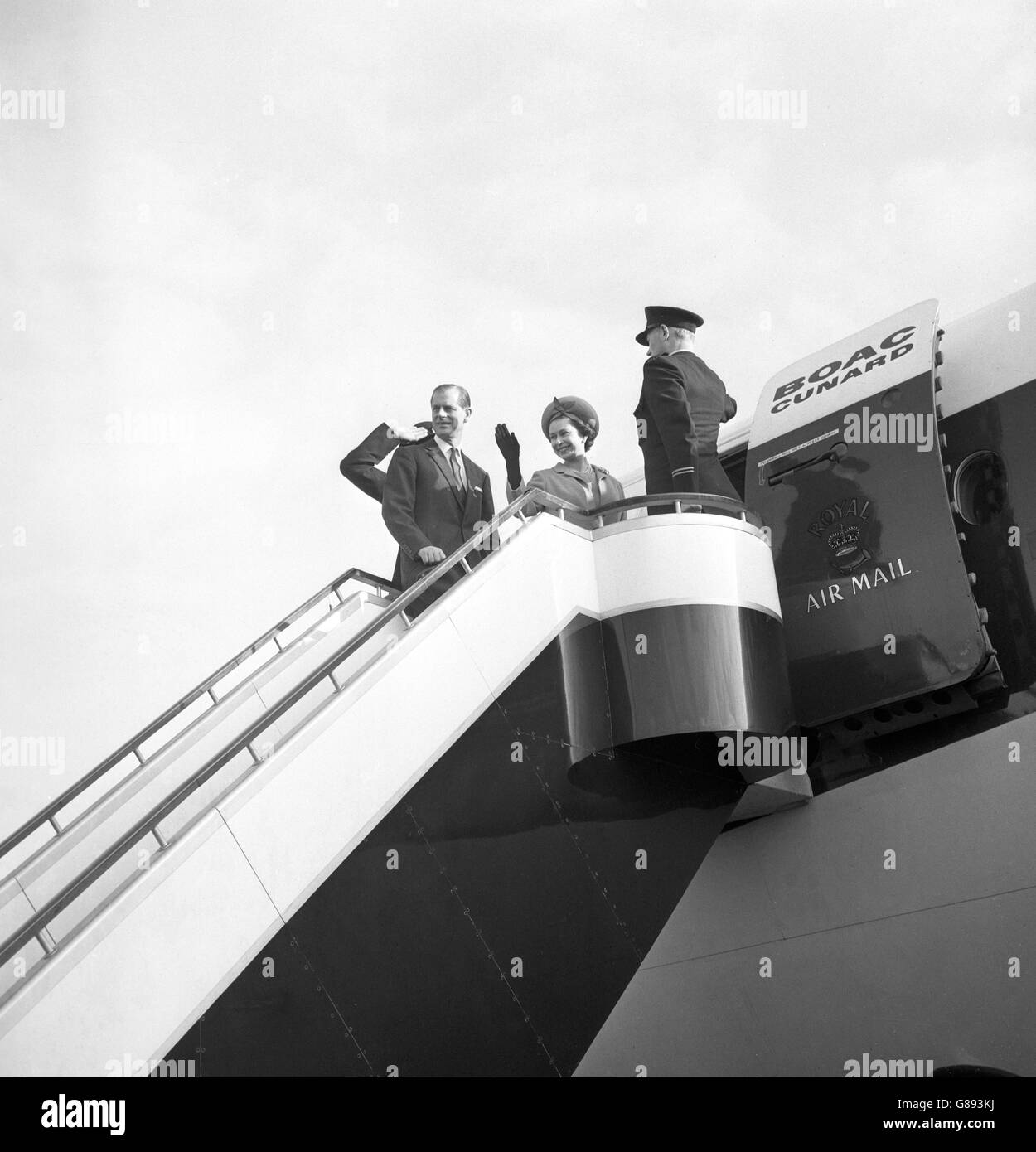 La Regina Elisabetta II e il Duca di Edimburgo in cima ai gradini mentre salpano a bordo di una linea BOAC Super VC 10 all'aeroporto di Londra per volare alle Barbados all'inizio di un tour dei Caraibi. Il viaggio era stato ritardato per 25 minuti mentre gli uomini di sicurezza cercavano l'aereo per una bomba dopo una chiamata telefonica anonima. Foto Stock