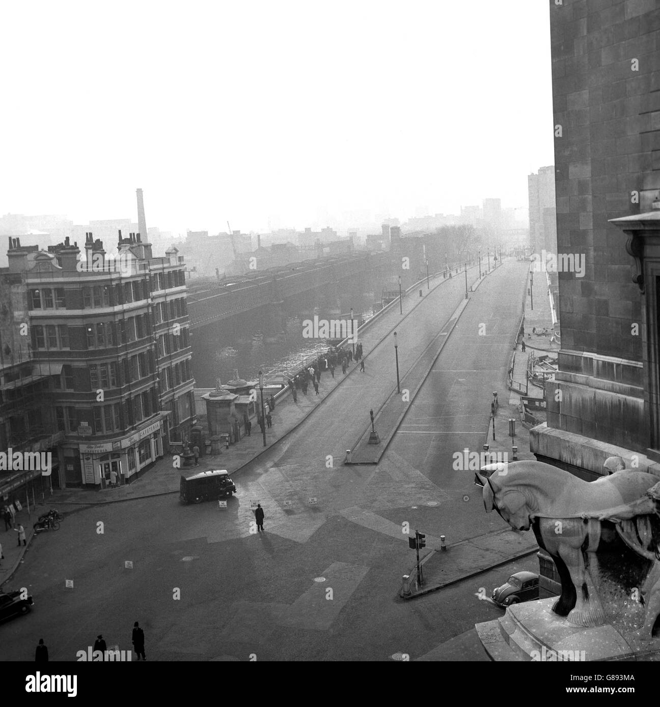 I due ponti ferroviari affiancati in acciaio (a sinistra) e il ponte stradale a Blackfriars, Londra, sono raffigurati chiusi a tutto il traffico quando un'unità di smaltimento della bomba della Royal Naval ha lavorato nel Tamigi per sollevare una bomba non esplosa da 500 libbre. La bomba, scoperta da subacquei che ispezionano il ponte di impilamento, è stata inglobata in fango sotto 22 piedi di acqua. Foto Stock