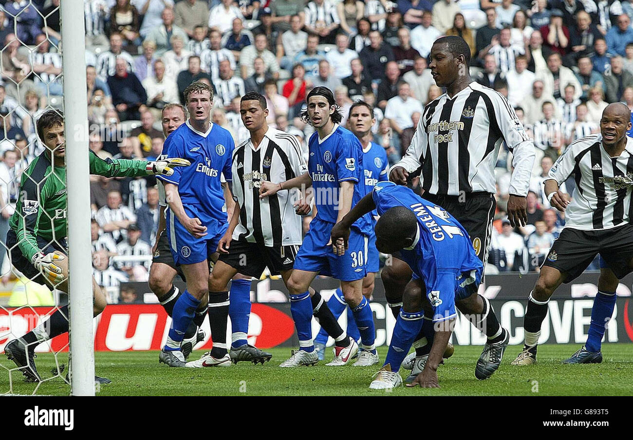 Calcio - fa Barclays Premiership - Newcastle United v Chelsea - St James' Park. Titus Bramble (C) di Newcastle United guarda come Geremi di Chelsea segna un proprio obiettivo. Foto Stock