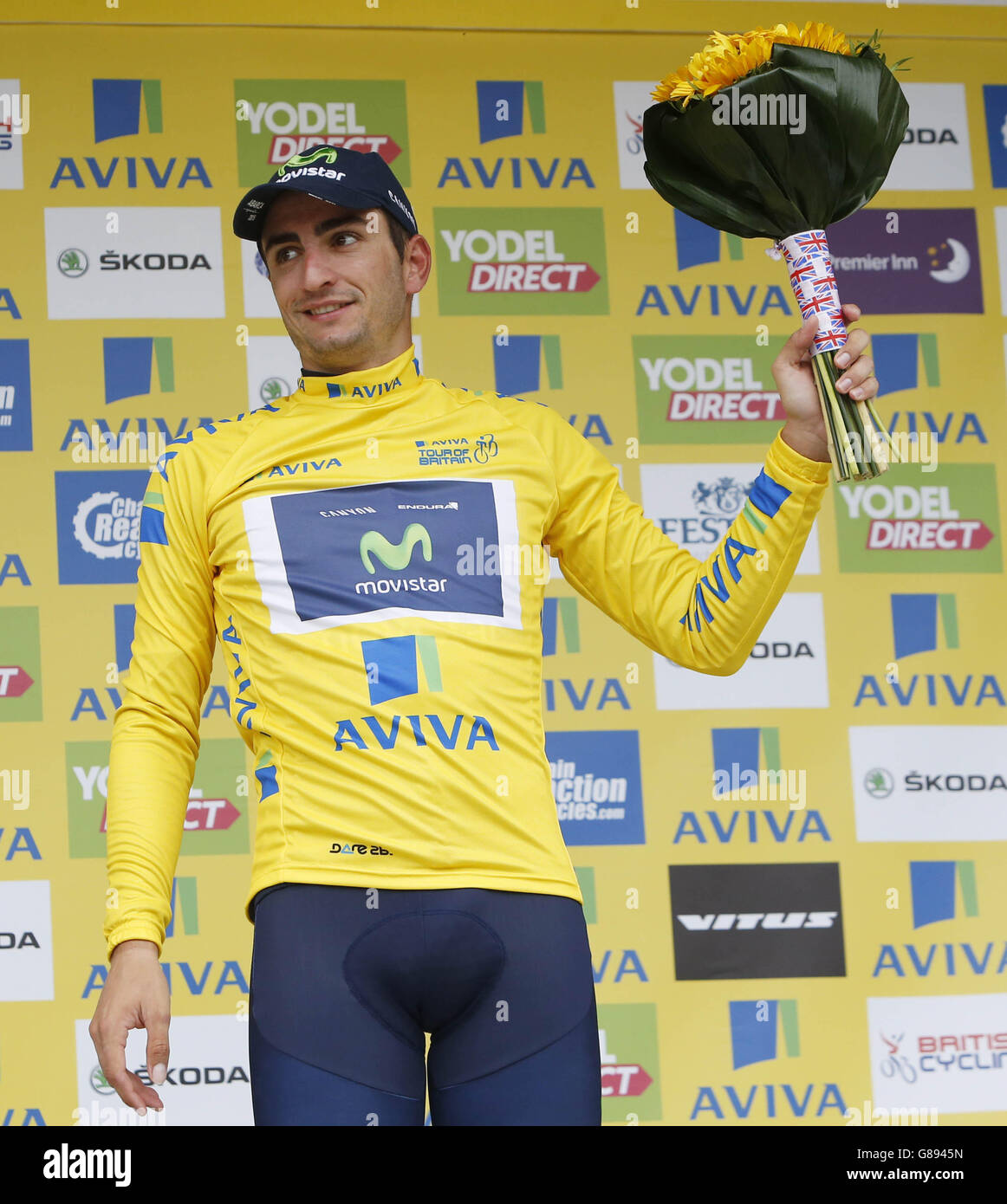 Il vincitore della maglia gialla Juan Jose Lobato del Movistar Team sul podio durante la terza fase del Tour of Britain da Cockermouth al Castello di Floors. Foto Stock