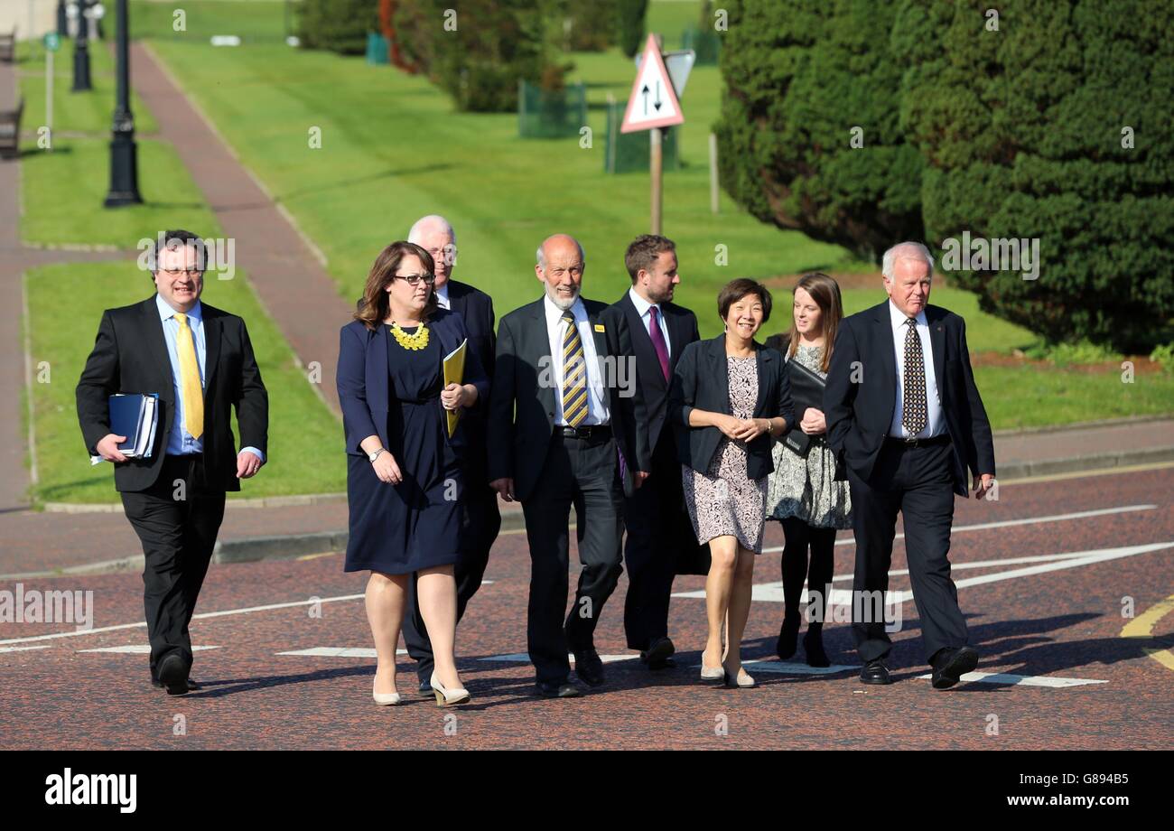 David Ford (centro in cravatta a strisce), leader del Partito dell'Alleanza e Ministro della Giustizia, fuori da Stormont a Belfast quando arriva con i membri del suo partito per le trattative sul futuro dell'amministrazione di condivisione del potere in Irlanda del Nord. Foto Stock