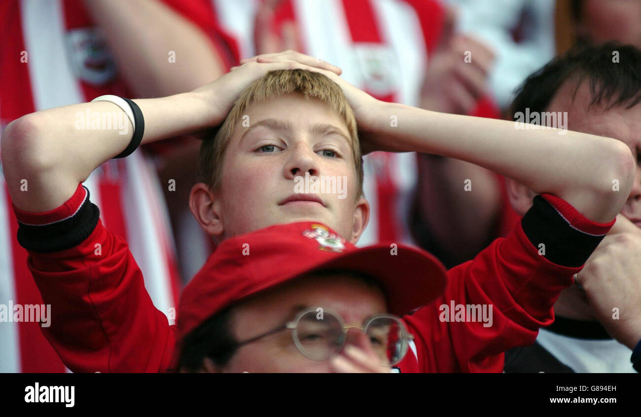 Calcio - fa Barclays Premiership - Southampton contro Manchester United - St Mary's. I tifosi di Southampton mostrano la loro deiezione mentre vengono relegati dopo la loro sconfitta. Foto Stock