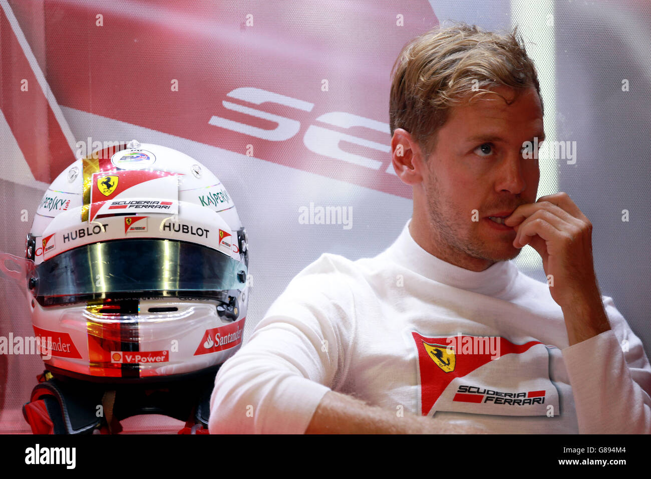 Sebastian Vettel della Ferrari durante la giornata di prove libere per il Gran Premio d'Italia 2015 a Monza. Foto Stock