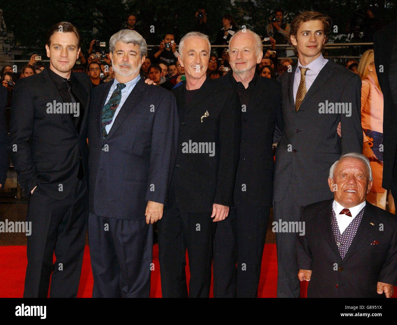 (Da sinistra a destra) membro del cast Ewan McGregor, direttore George Lucas, membri del cast Anthony Daniels, Ian McDiarmid, Hayden Christensen e Kevin Baker. Foto Stock